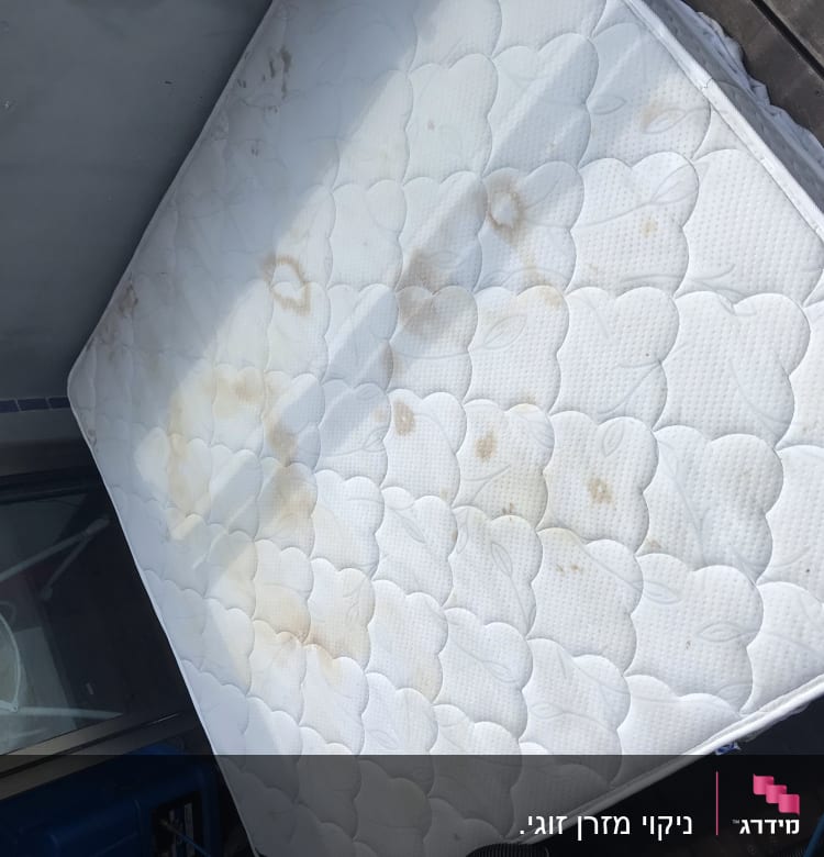 מזרן עם כתמים על מרפסת